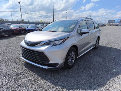 2023 Toyota Sienna LE 2.5L Hybrid